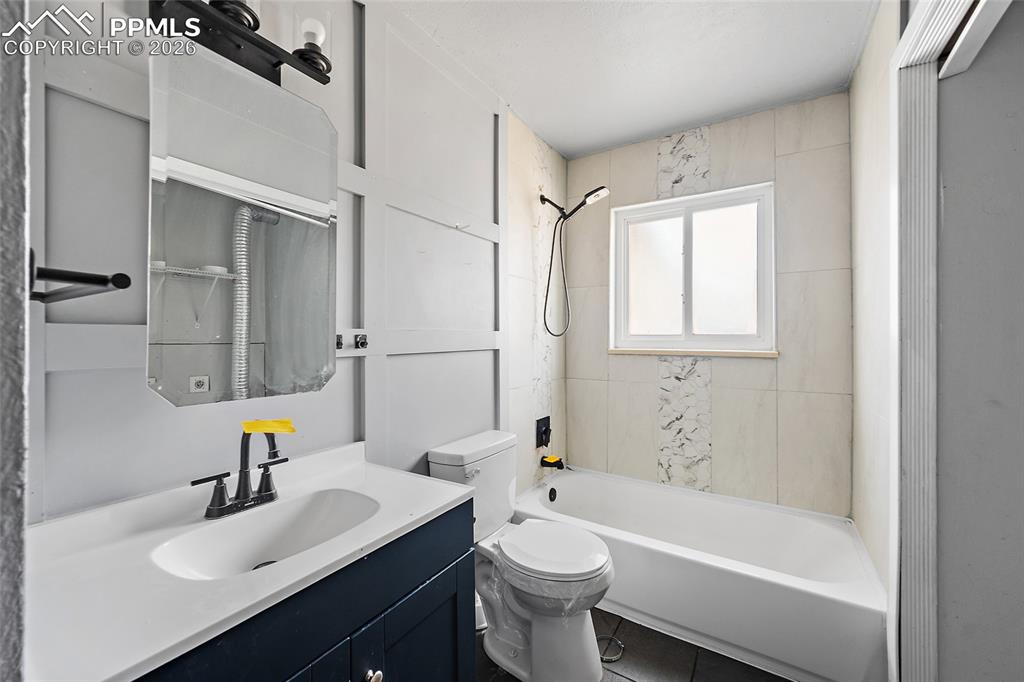 Image 9 of 13: Bathroom