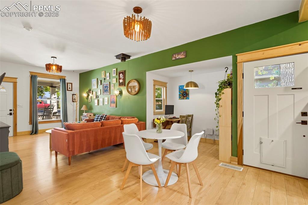 Image 10 of 29: Dining Area