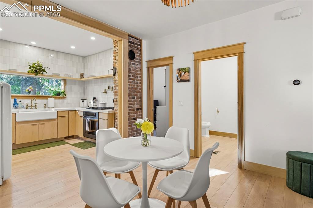 Image 11 of 29: Dining Area