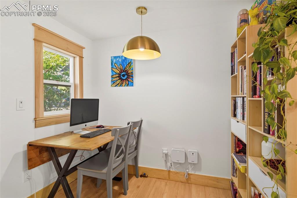 Image 16 of 29: Office