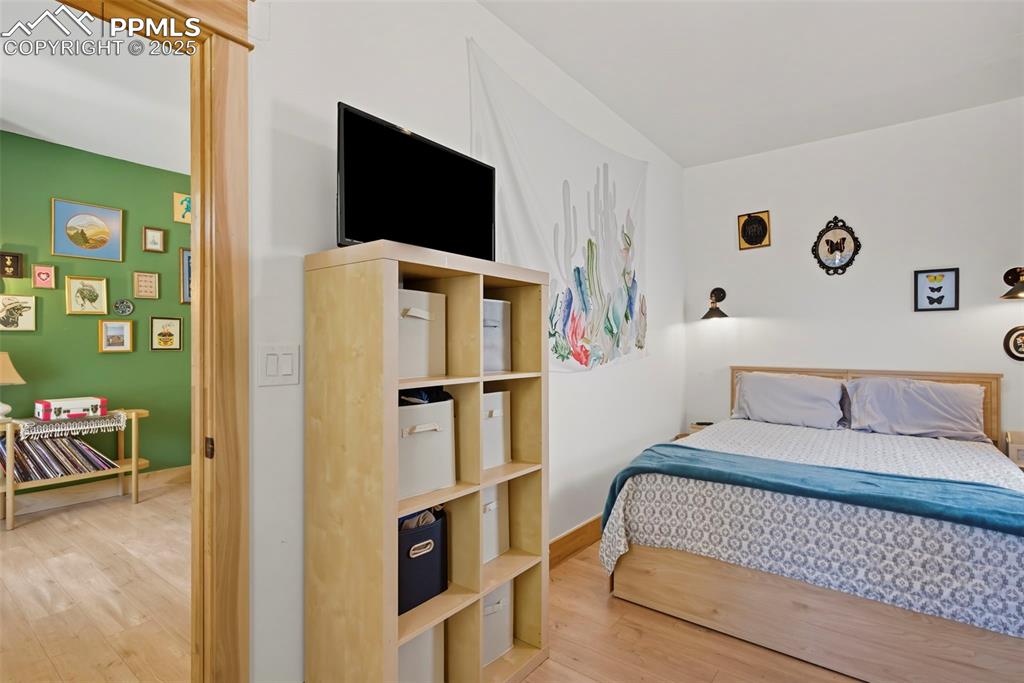 Image 18 of 29: Bedroom