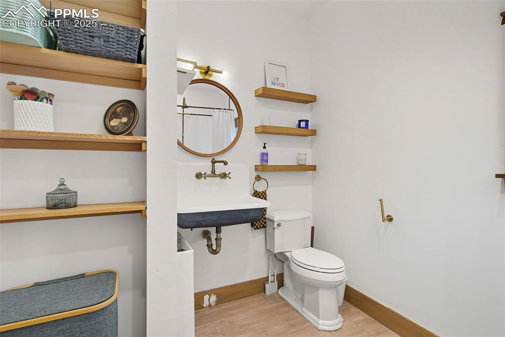 Image 19 of 29: Bathroom