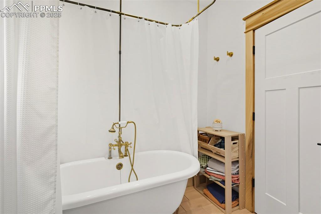 Image 20 of 29: Bathroom