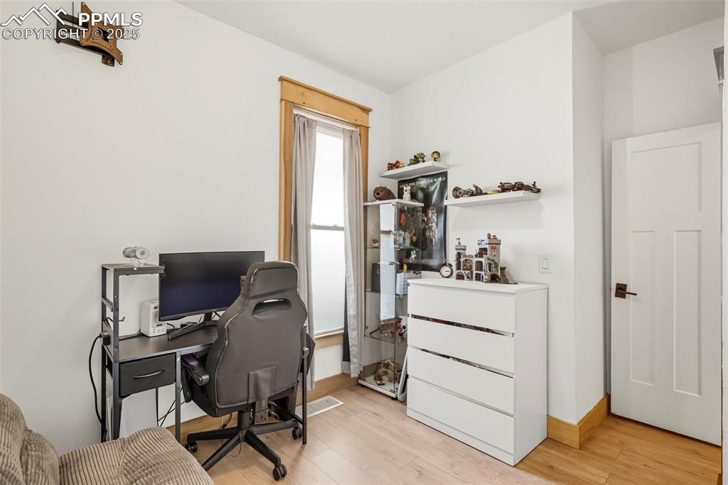 Image 22 of 29: Office