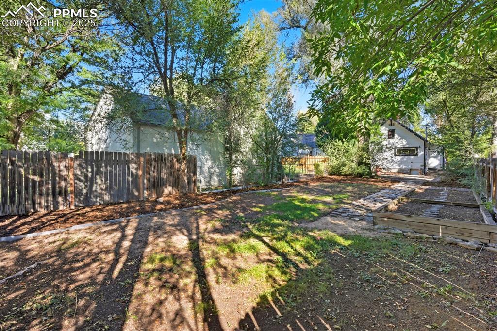 Image 25 of 29: Yard