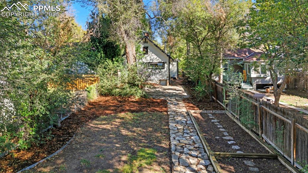 Image 26 of 29: Yard