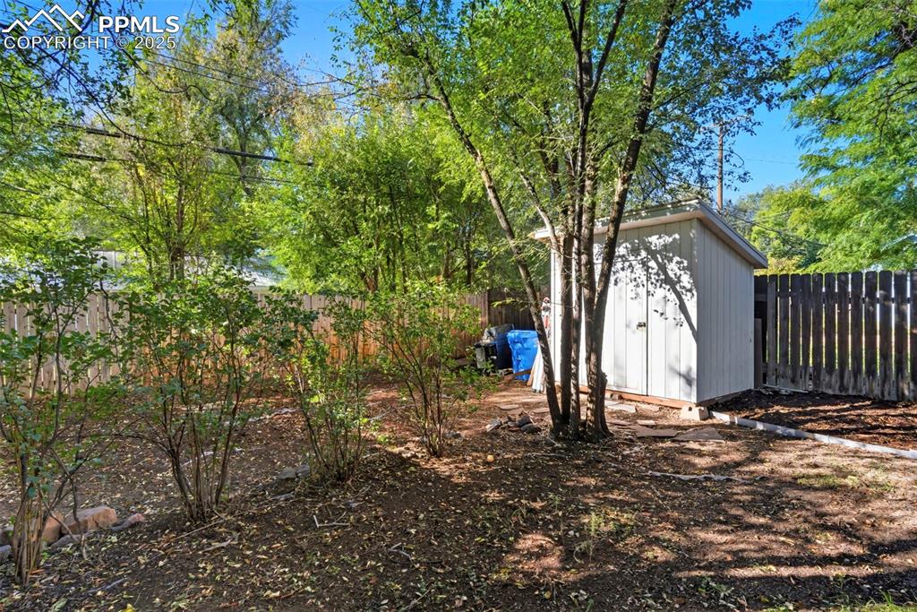 Image 27 of 29: Yard