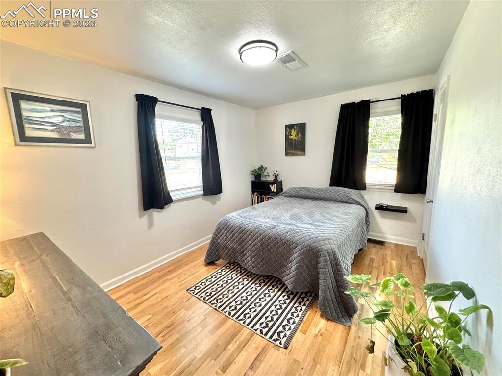 Image 10 of 16: Bedroom