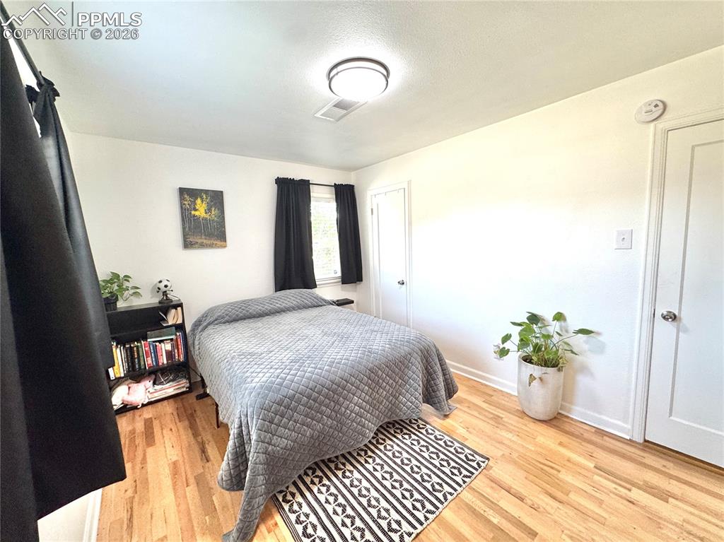 Image 11 of 16: Bedroom