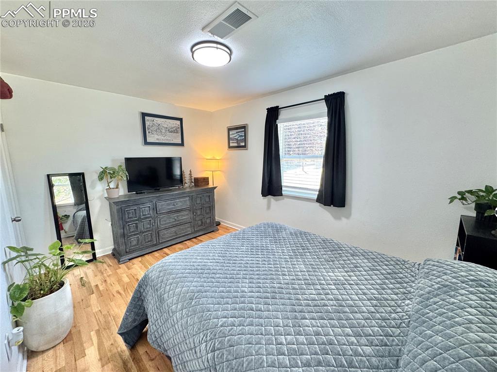 Image 12 of 16: Bedroom