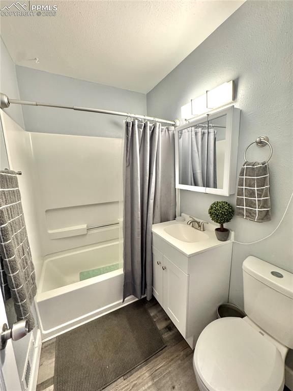 Image 14 of 16: Bathroom