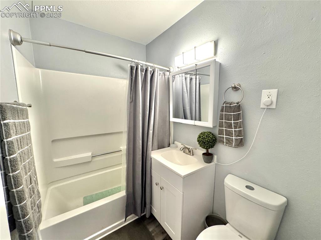 Image 15 of 16: Bathroom