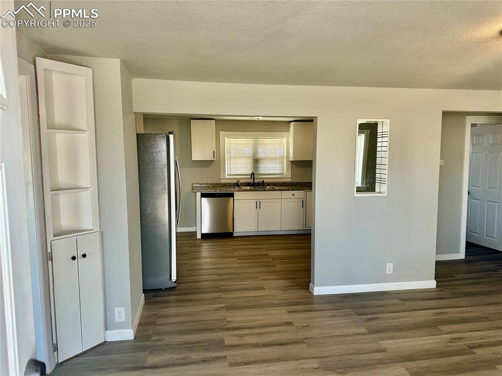 Image 3 of 21: Kitchen