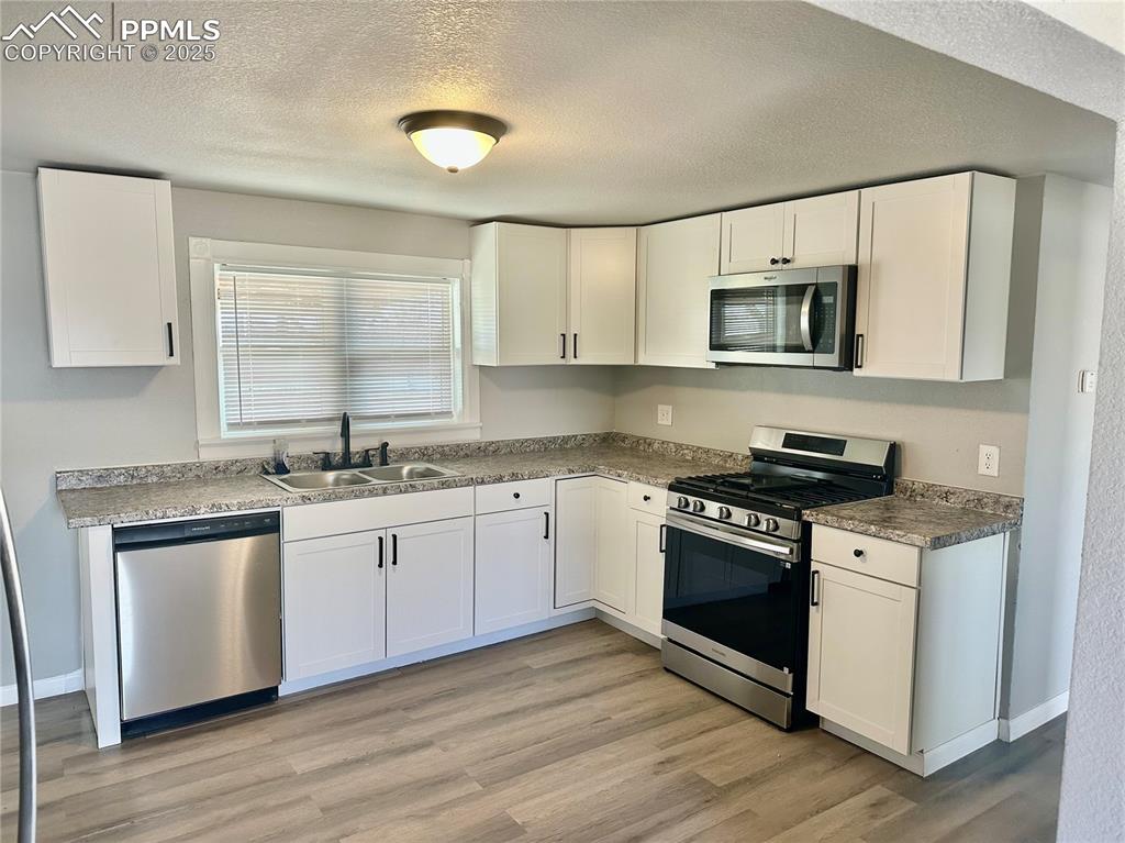 Image 6 of 21: Kitchen