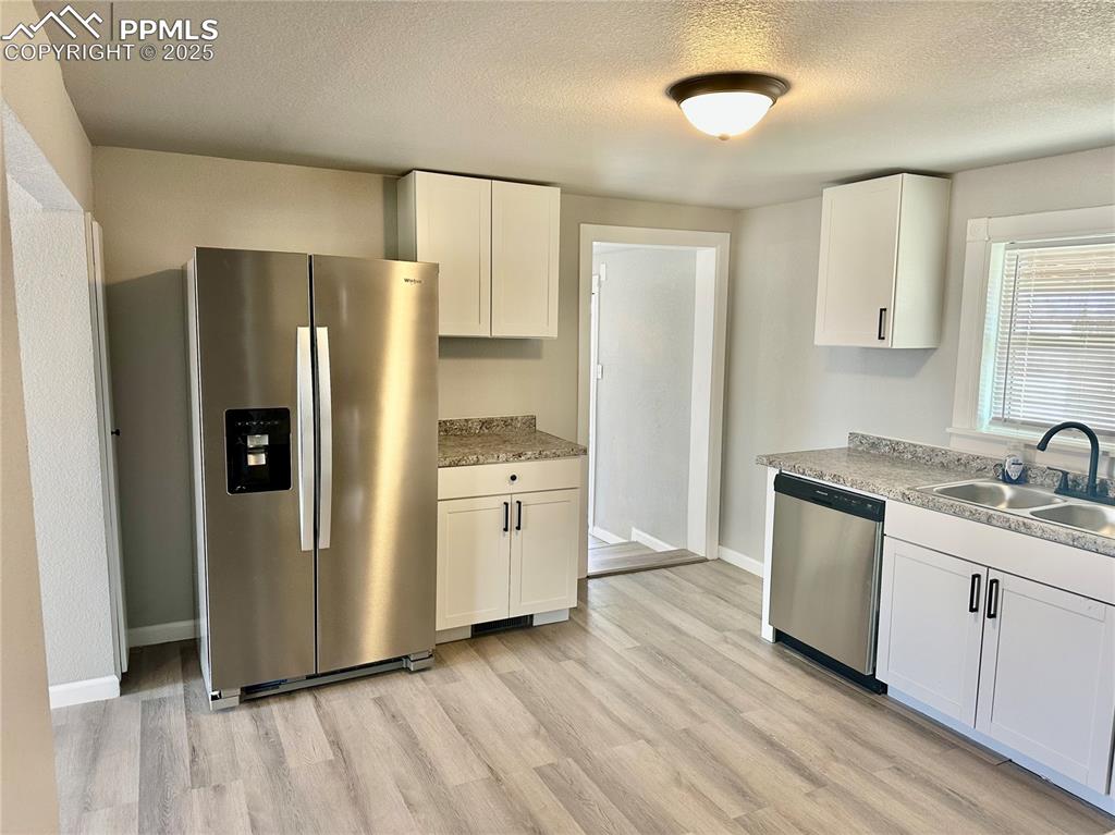 Image 7 of 21: Kitchen