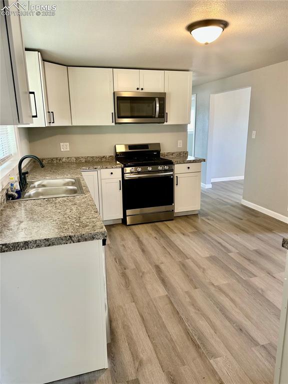 Image 8 of 21: Kitchen