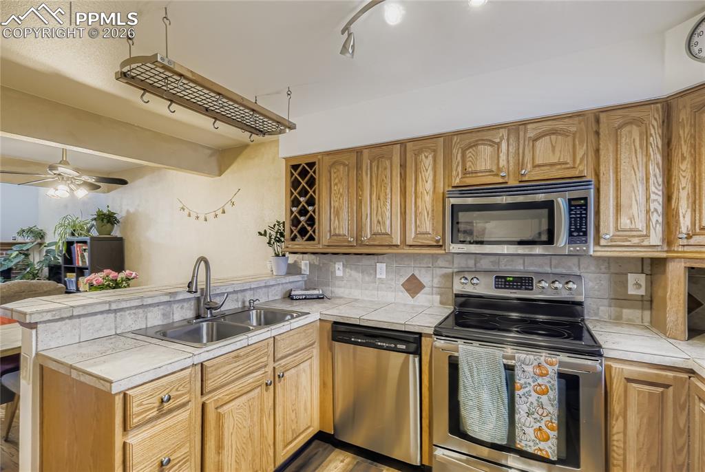 Image 11 of 28: Kitchen