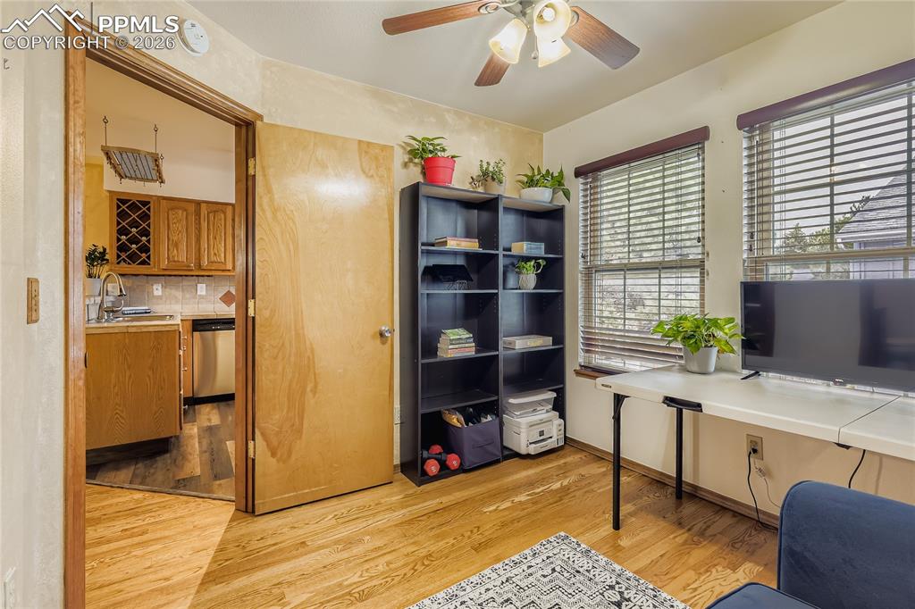 Image 17 of 28: Office