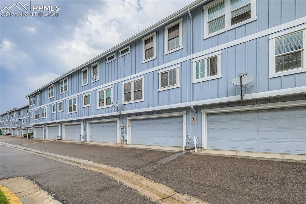 Image 25 of 28: Garage