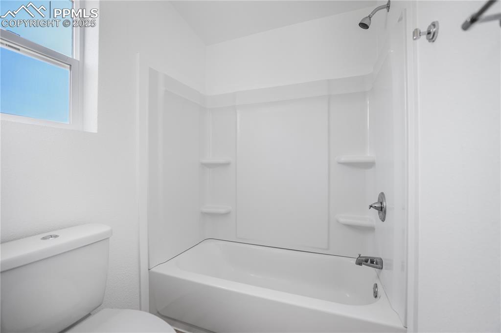 Image 14 of 28: Bathroom