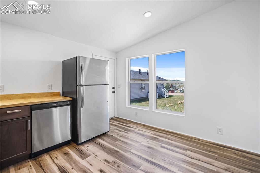 Image 9 of 28: Kitchen