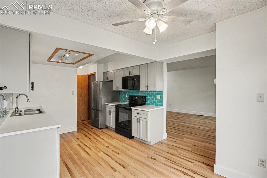 Image 10 of 26: Kitchen