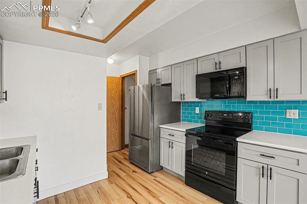 Image 11 of 26: Kitchen