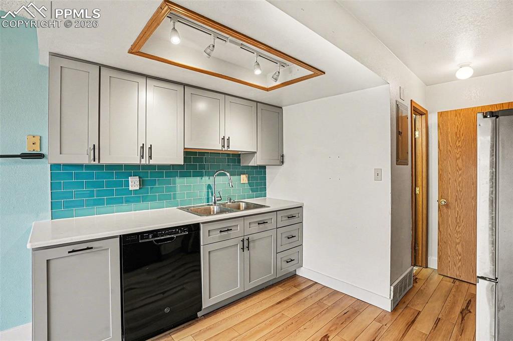 Image 12 of 26: Kitchen