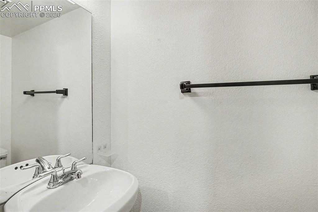 Image 21 of 26: Bathroom