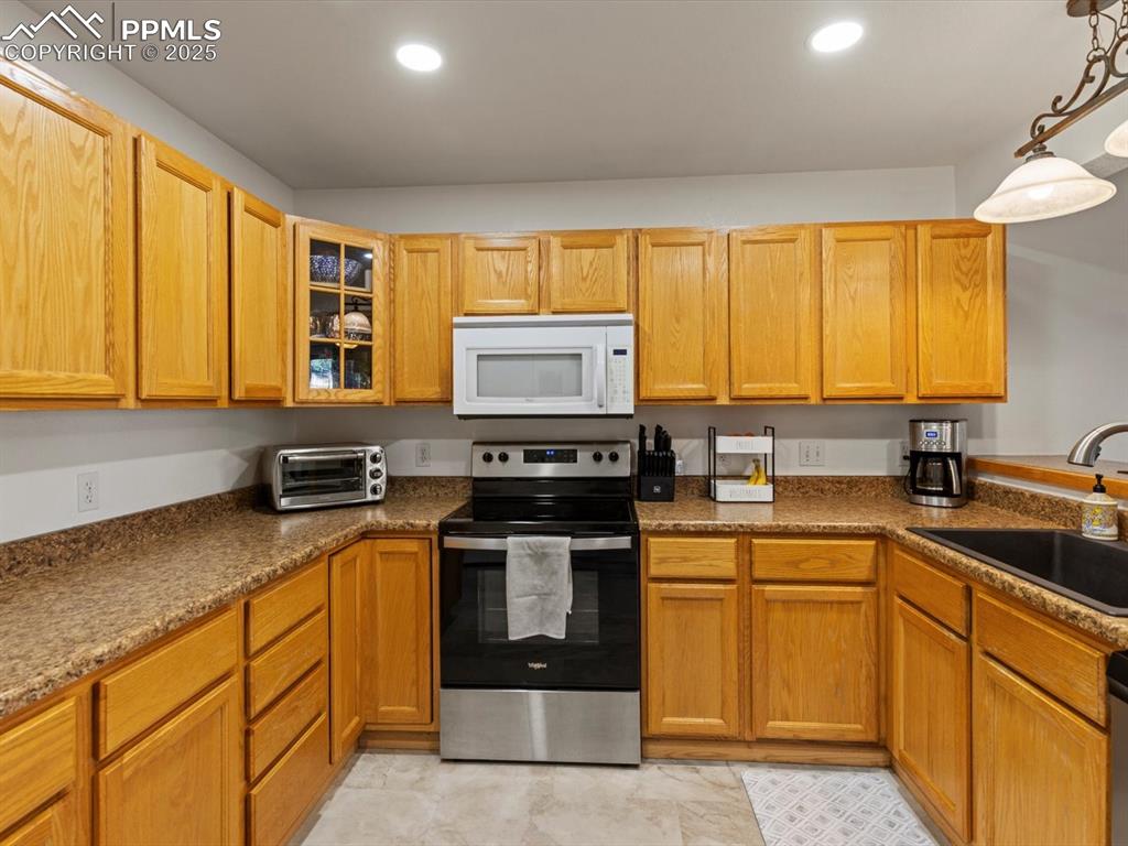 Image 14 of 42: Kitchen