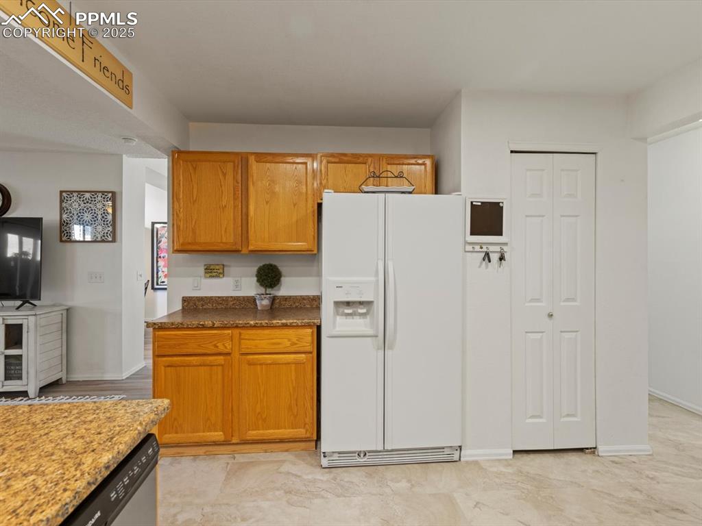 Image 15 of 42: Kitchen