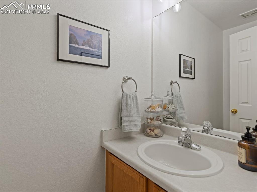 Image 23 of 42: Bathroom