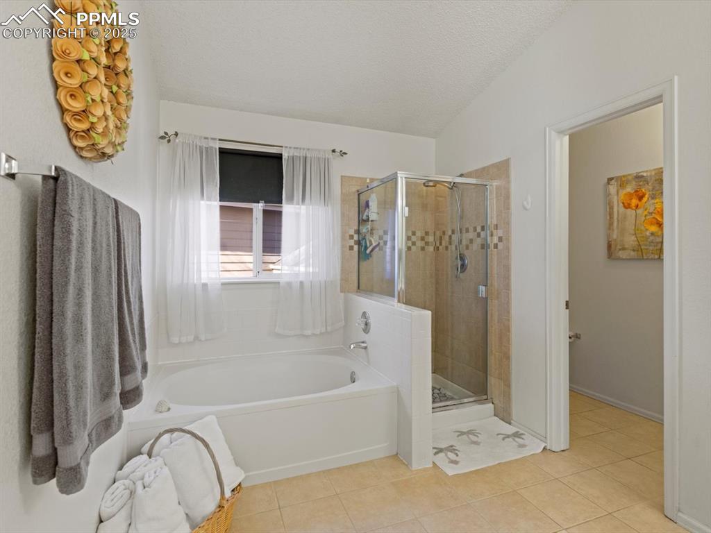 Image 26 of 42: Bathroom