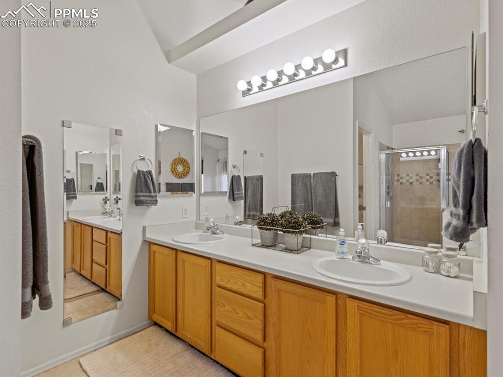 Image 27 of 42: Bathroom