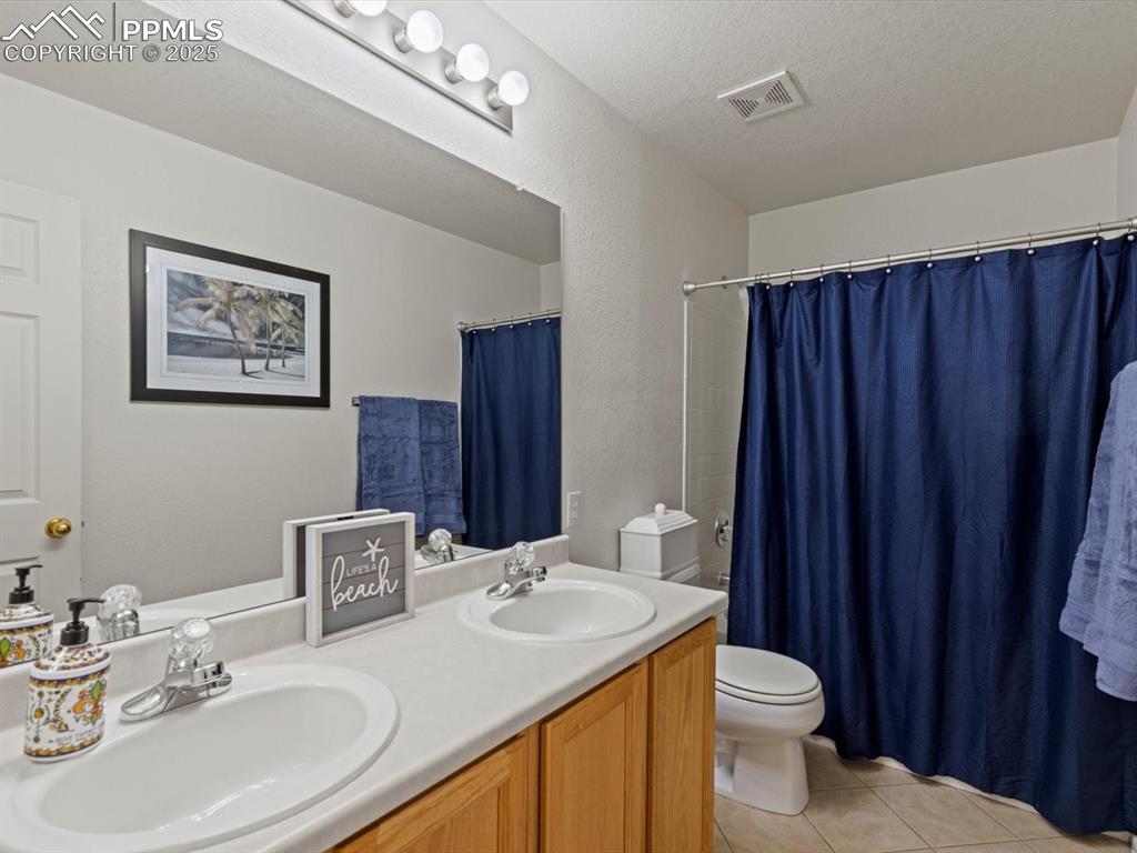 Image 28 of 42: Bathroom