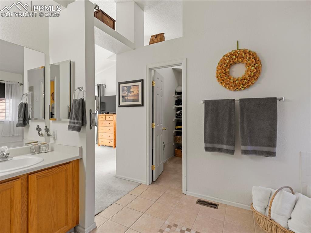 Image 29 of 42: Bathroom