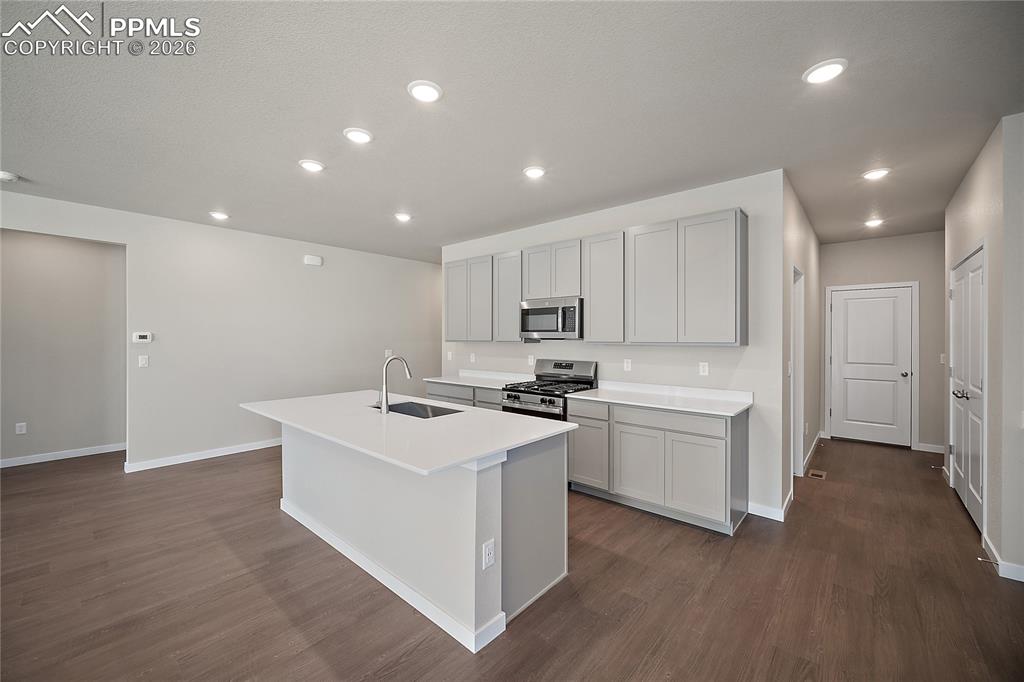 Image 15 of 40: Kitchen