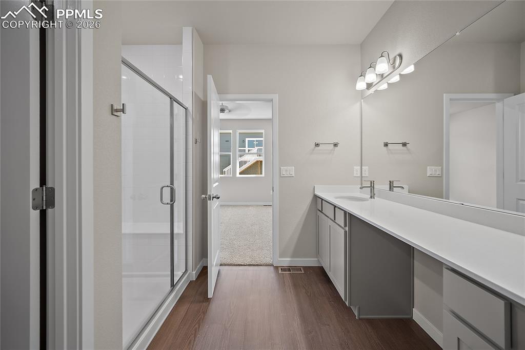 Image 27 of 40: Bathroom