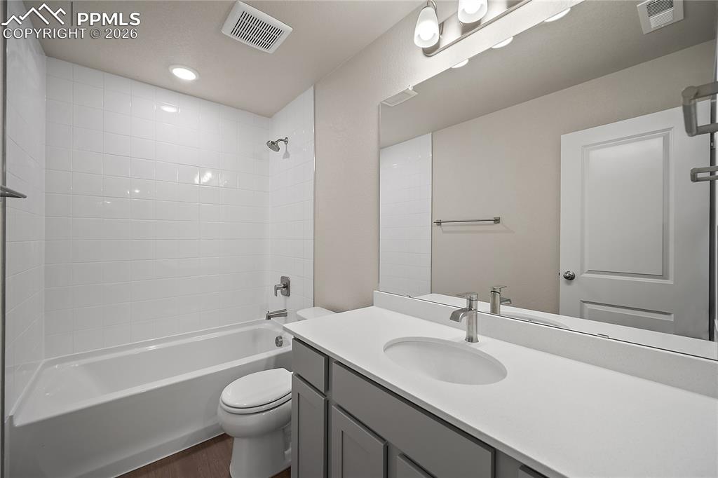 Image 34 of 40: Bathroom