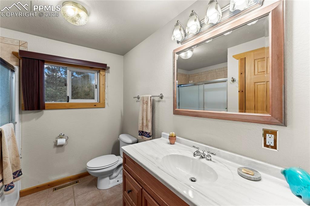 Image 29 of 42: Full bathroom