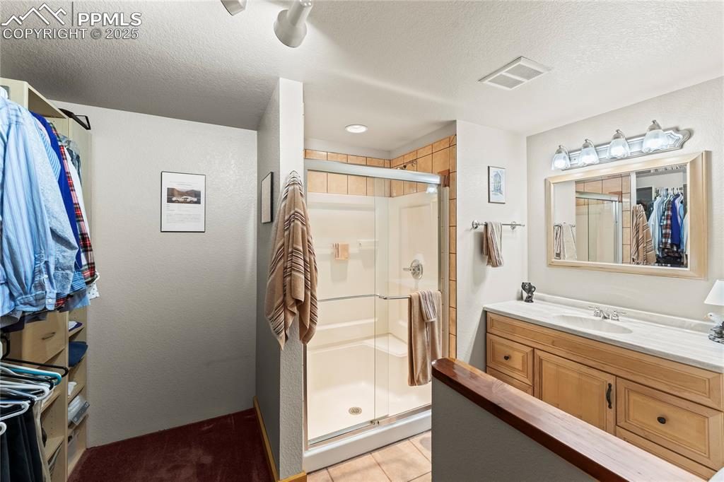 Image 36 of 42: Full bathroom and custom built closet