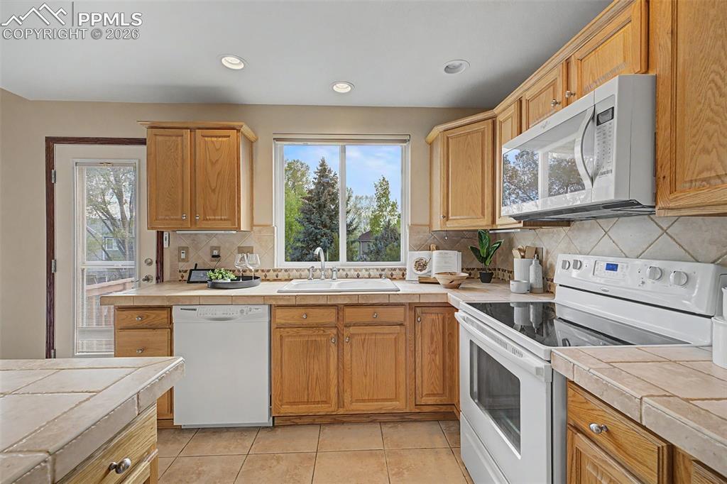 Image 11 of 48: Kitchen