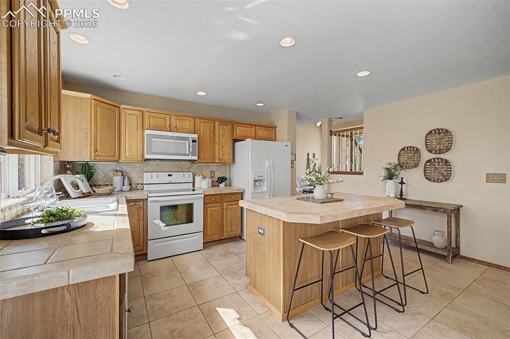 Image 13 of 48: Kitchen