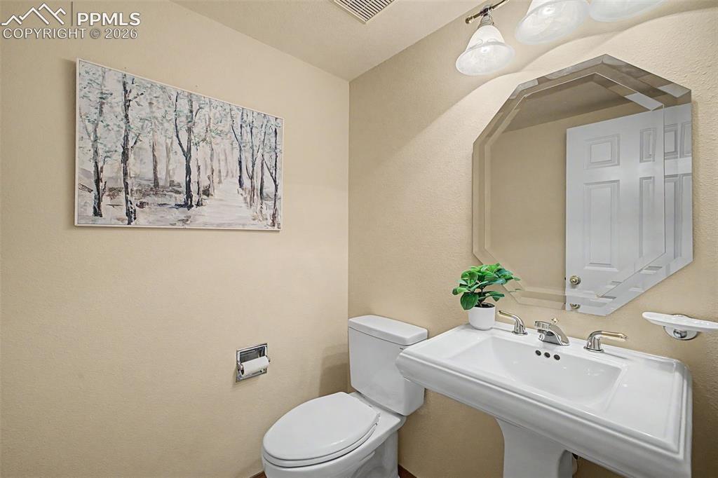 Image 19 of 48: Bathroom