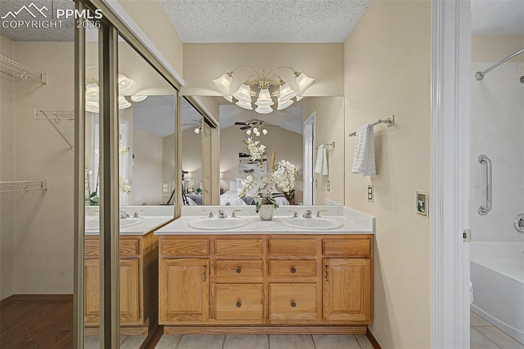 Image 24 of 48: Bathroom