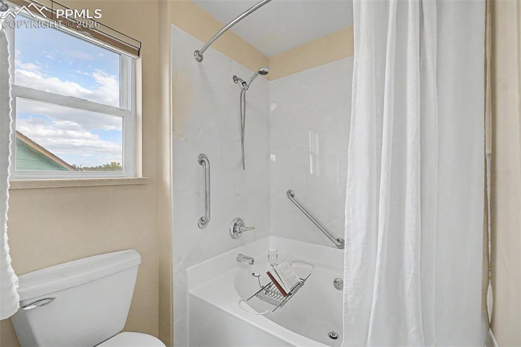 Image 26 of 48: Bathroom
