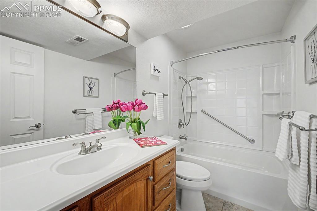 Image 36 of 48: Bathroom