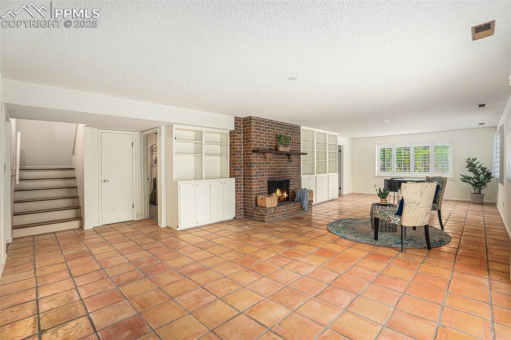 Image 16 of 34: Huge Family Room with Fireplace!
