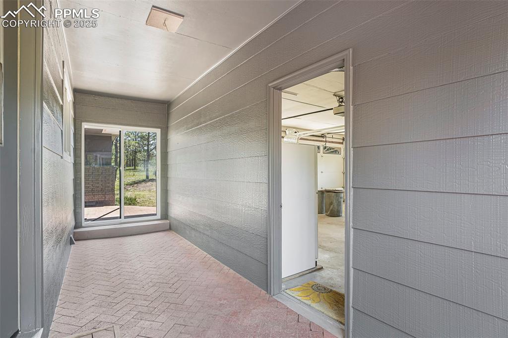 Image 23 of 34: Expansive breezeway that can be used as a sun room