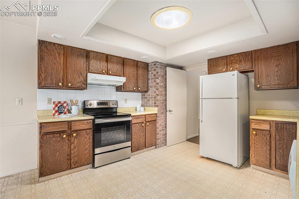 Image 8 of 34: New oven/range